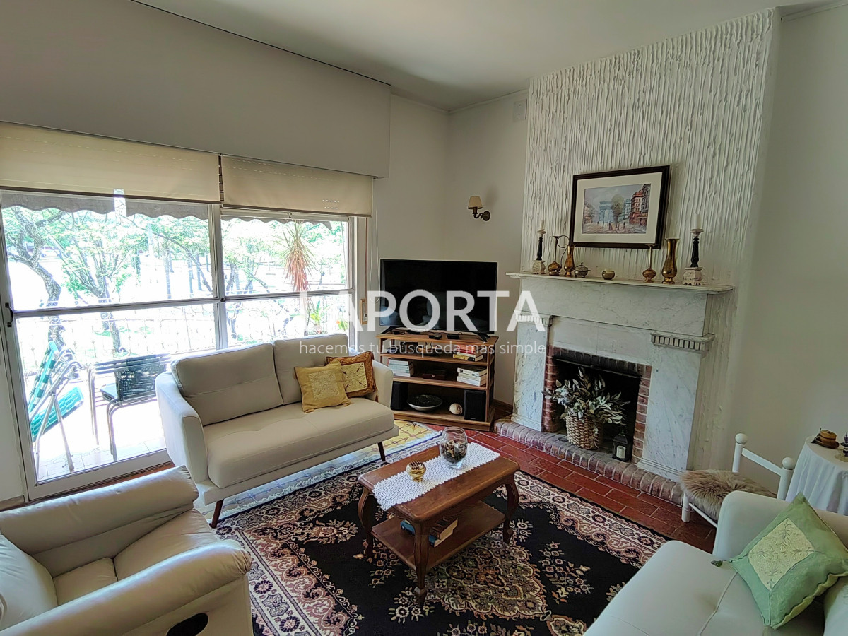 Casa ID.357/Casa-en-Venta-en-el-centro-frente-a-Plaza-Artigas - Casa en Venta en el centro frente a Plaza Artigas