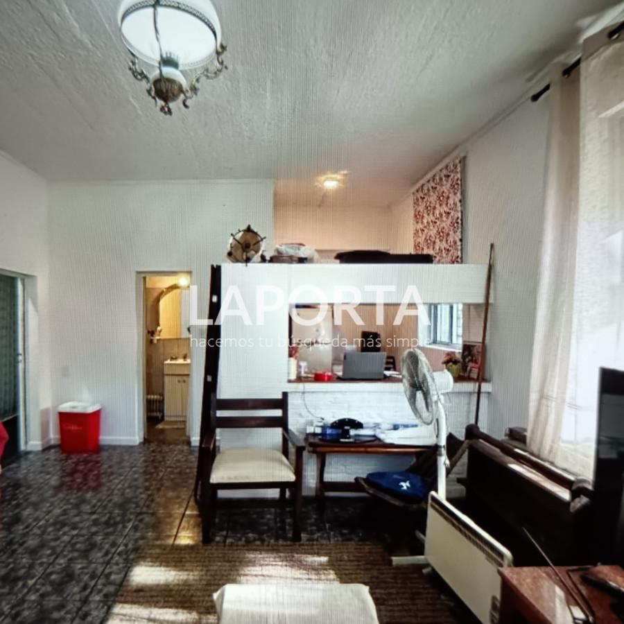 Casa ID.427/Amplia-casa-con-depósito-más-local-independientes. - Amplia casa con depósito más local independientes.