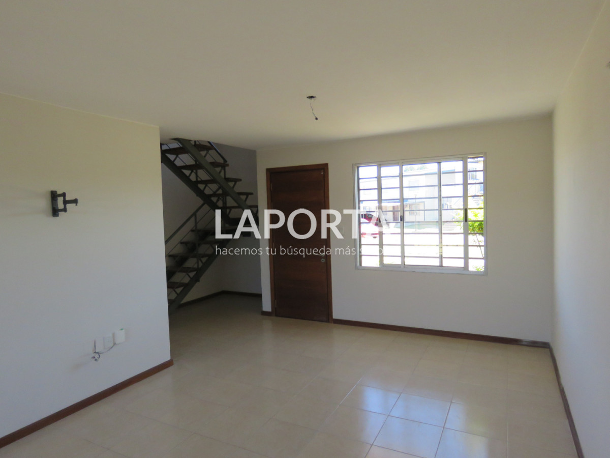 Casa ID.1920/Casa-en-alquiler-de-3-dormitorios-con-cochera - Casa en alquiler de 3 dormitorios con cochera