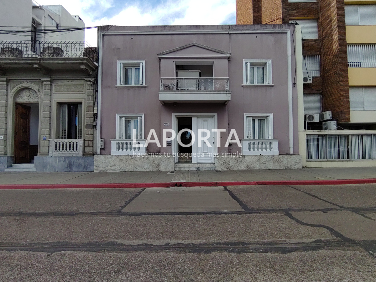 Casa ID.824/Casa-en-venta-frente-a-Plaza-Artigas,-en-el-centro-de-Salto - Casa en venta frente a Plaza Artigas, en el centro de Salto