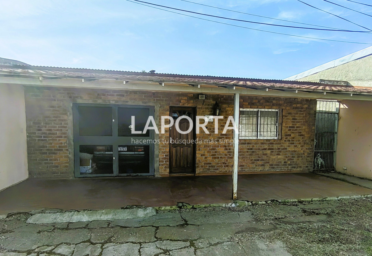 Casa ID.1425/Casa-en-venta-a-pocas-cuadras-del-shopping,-Salto. - Casa en venta a pocas cuadras del shopping, Salto.