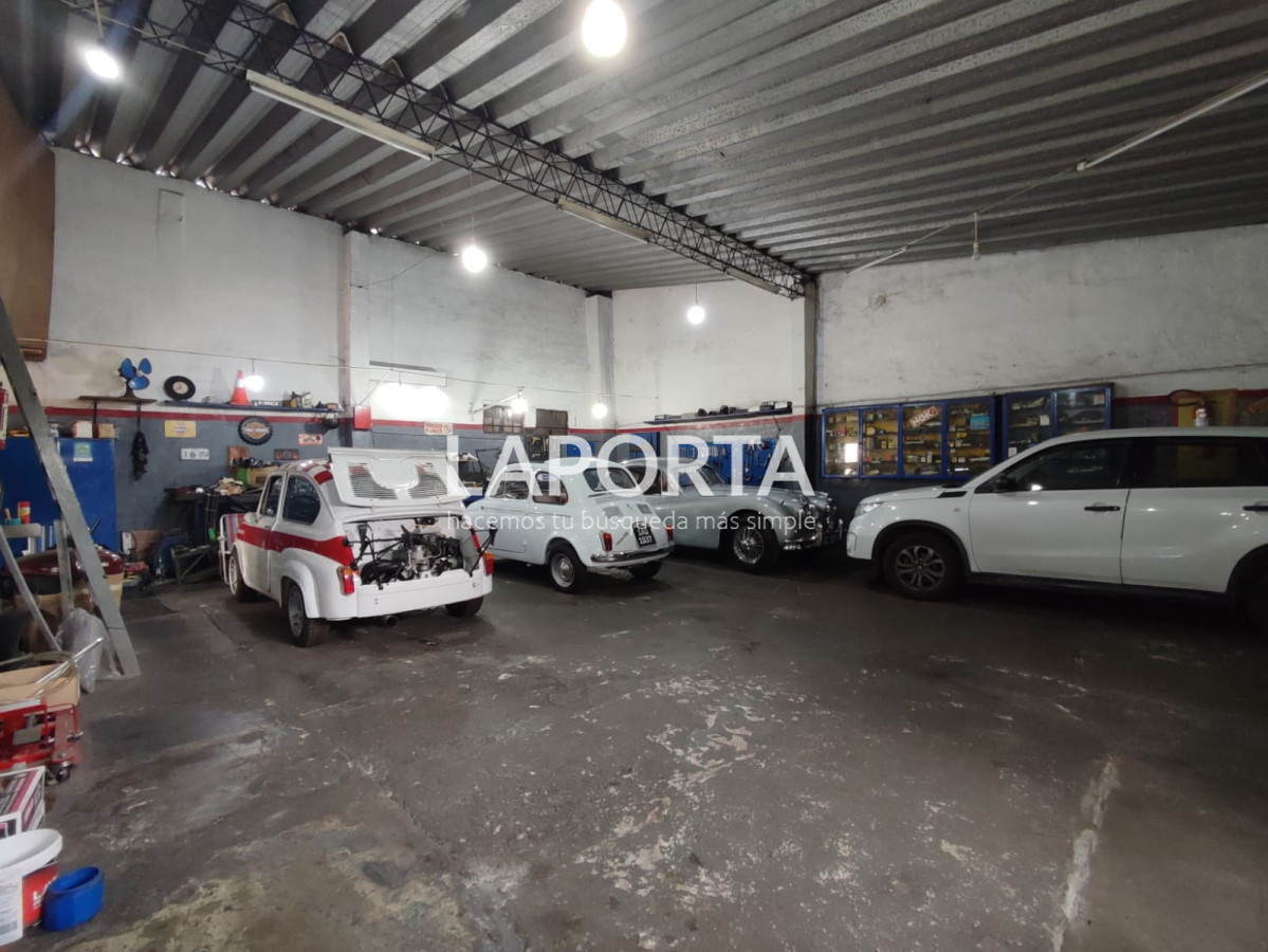 Casa ID.427/Amplia-casa-con-depósito-más-local-independientes. - Amplia casa con depósito más local independientes.