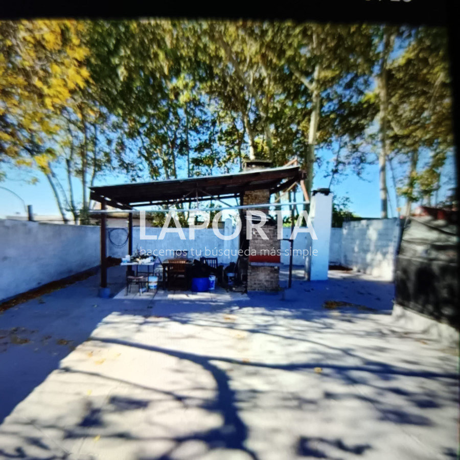 Casa ID.427/Amplia-casa-con-depósito-más-local-independientes. - Amplia casa con depósito más local independientes.