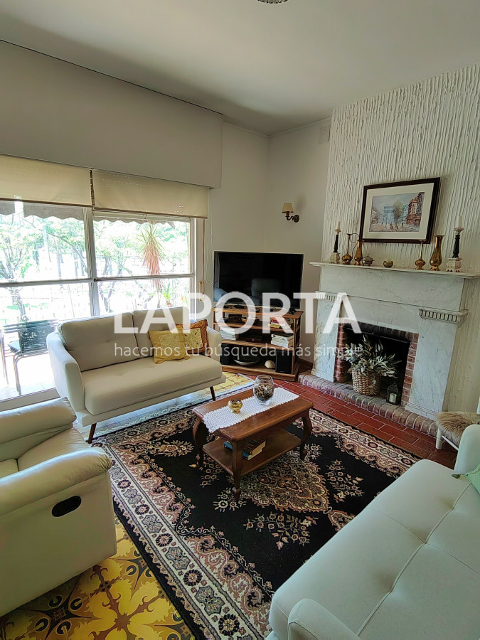 Casa ID.357/Casa-en-Venta-en-el-centro-frente-a-Plaza-Artigas - Casa en Venta en el centro frente a Plaza Artigas