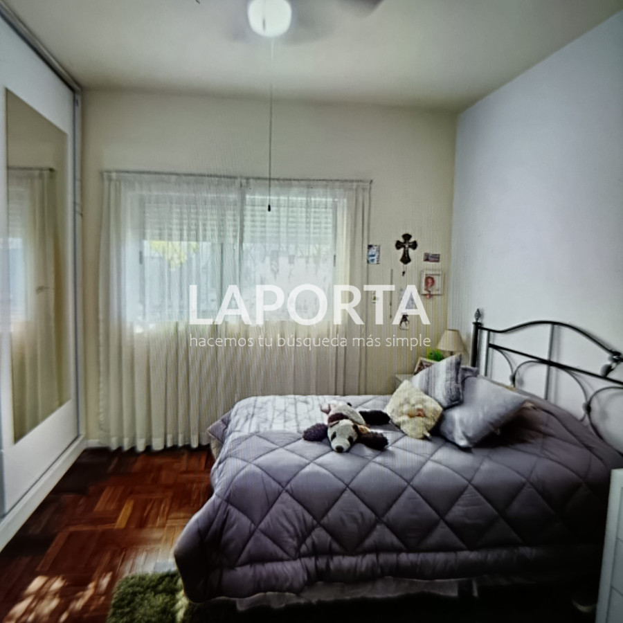 Casa ID.427/Amplia-casa-con-depósito-más-local-independientes. - Amplia casa con depósito más local independientes.