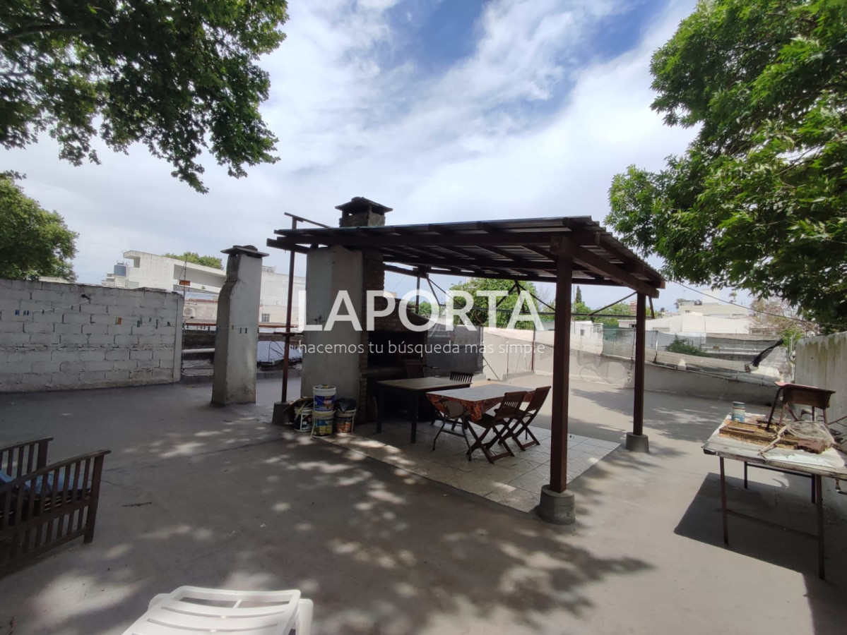 Casa ID.427/Amplia-casa-con-depósito-más-local-independientes. - Amplia casa con depósito más local independientes.