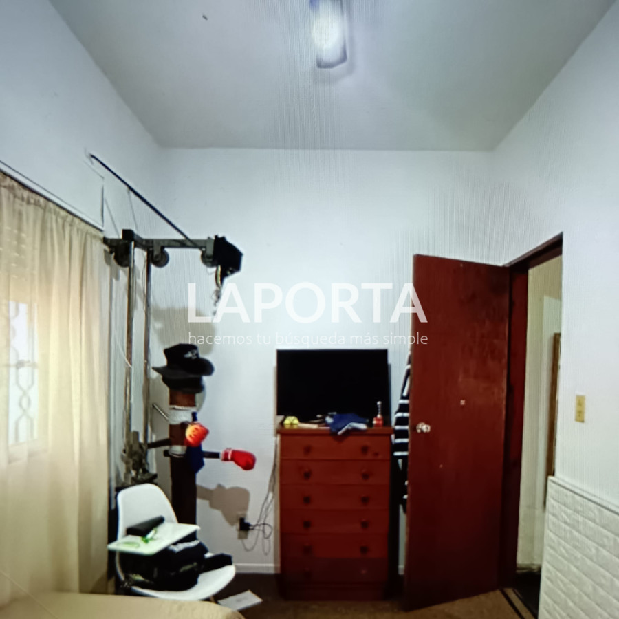 Casa ID.427/Amplia-casa-con-depósito-más-local-independientes. - Amplia casa con depósito más local independientes.