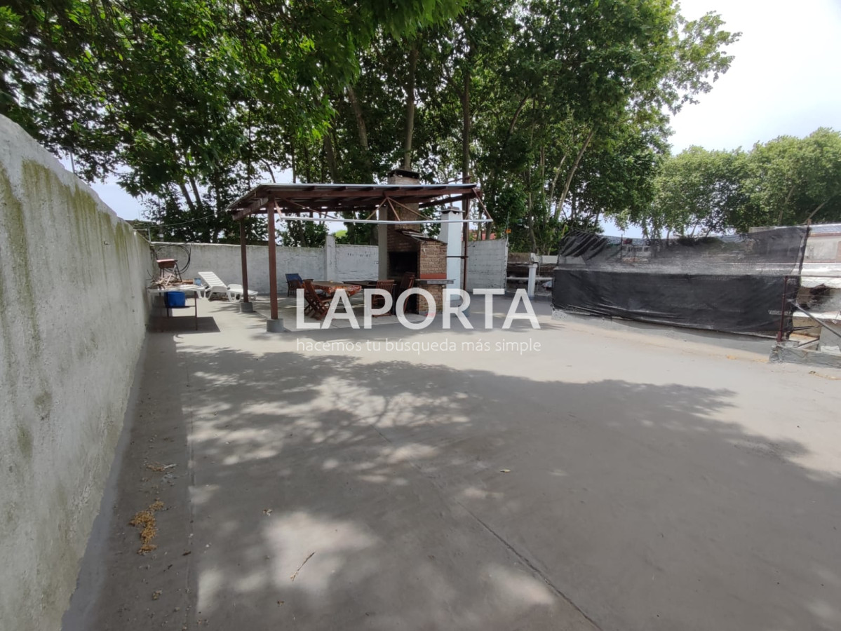 Casa ID.427/Amplia-casa-con-depósito-más-local-independientes. - Amplia casa con depósito más local independientes.