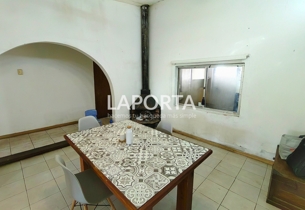 Casa ID.1425/Casa-en-venta-a-pocas-cuadras-del-shopping,-Salto. - Casa en venta a pocas cuadras del shopping, Salto.