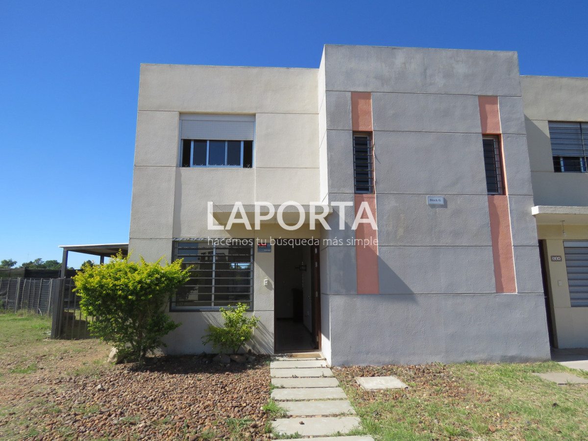 Casa ID.1920/Casa-en-alquiler-de-3-dormitorios-con-cochera - Casa en alquiler de 3 dormitorios con cochera