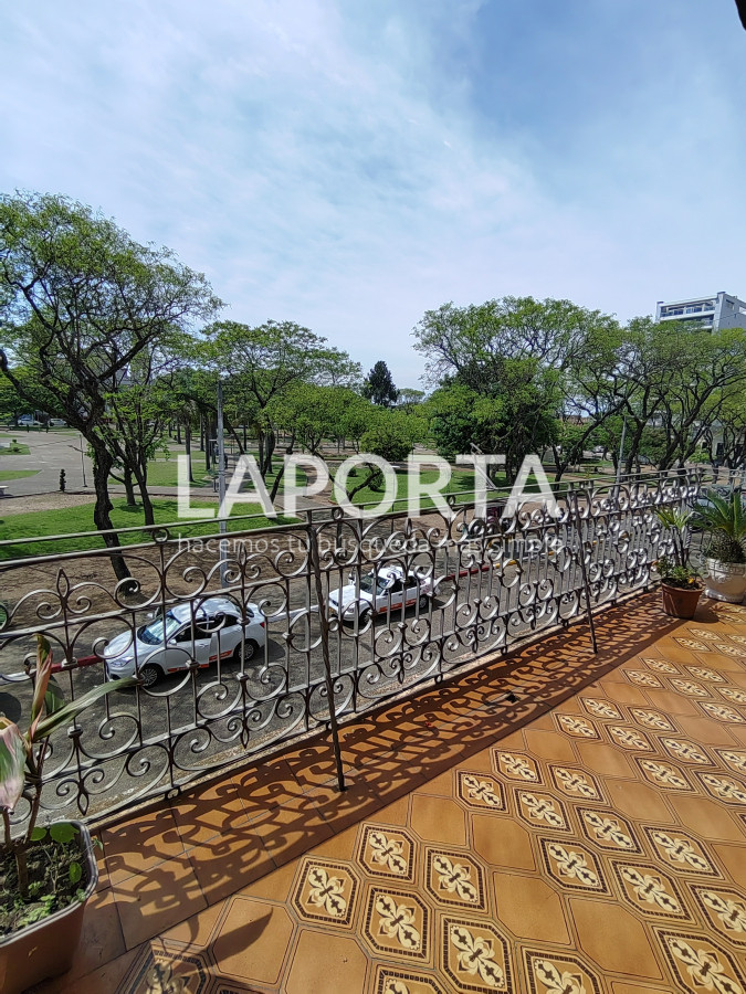 Casa ID.357/Casa-en-Venta-en-el-centro-frente-a-Plaza-Artigas - Casa en Venta en el centro frente a Plaza Artigas