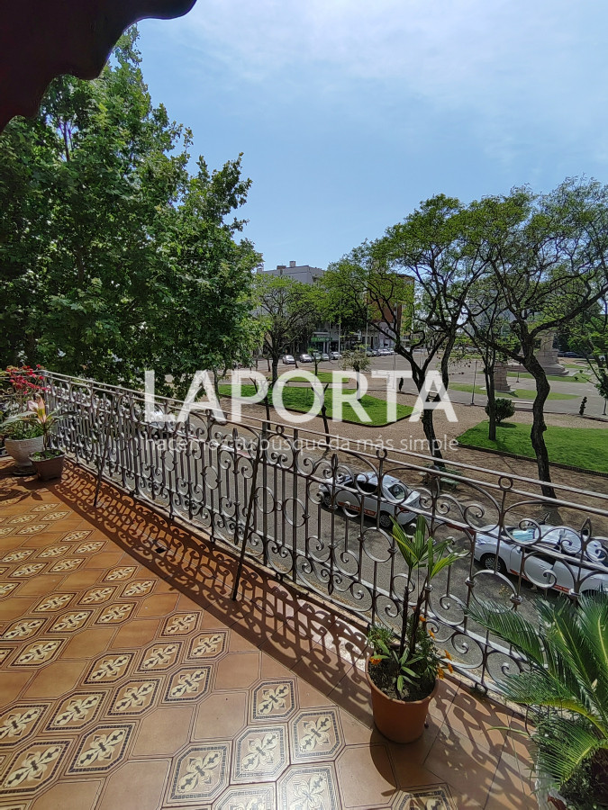 Casa ID.357/Casa-en-Venta-en-el-centro-frente-a-Plaza-Artigas - Casa en Venta en el centro frente a Plaza Artigas