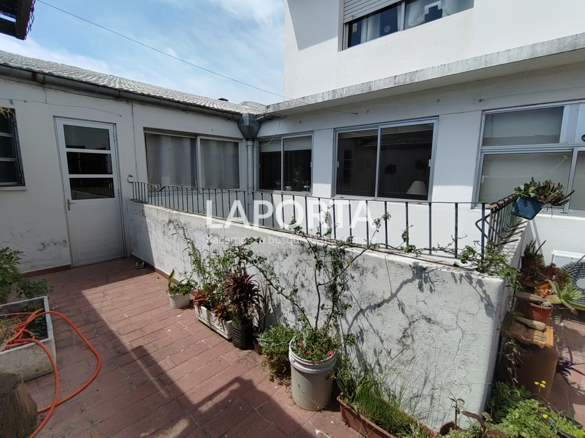 Casa ID.357/Casa-en-Venta-en-el-centro-frente-a-Plaza-Artigas - Casa en Venta en el centro frente a Plaza Artigas