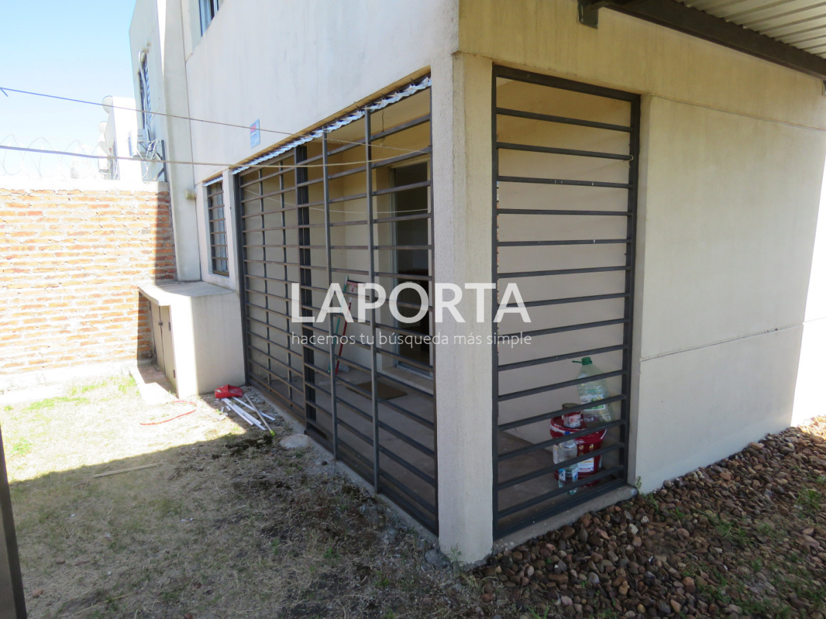 Casa ID.1920/Casa-en-alquiler-de-3-dormitorios-con-cochera - Casa en alquiler de 3 dormitorios con cochera