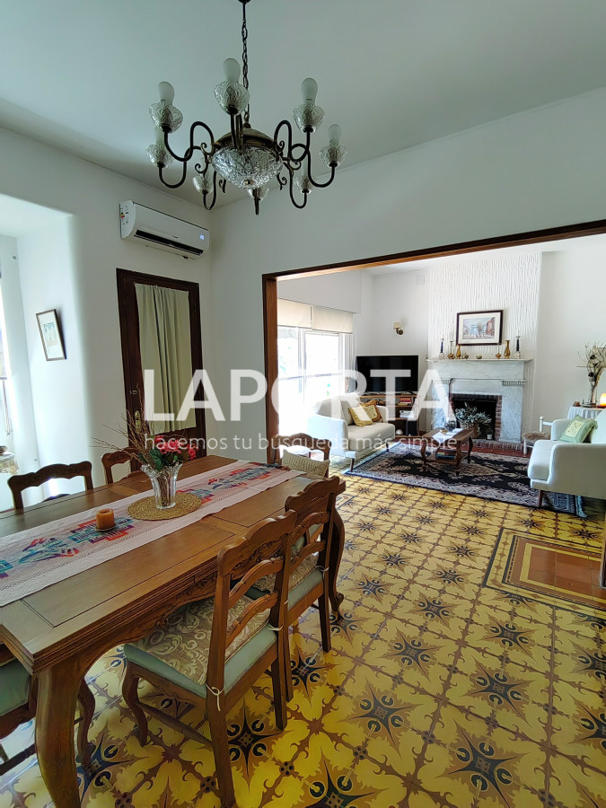 Casa ID.357/Casa-en-Venta-en-el-centro-frente-a-Plaza-Artigas - Casa en Venta en el centro frente a Plaza Artigas