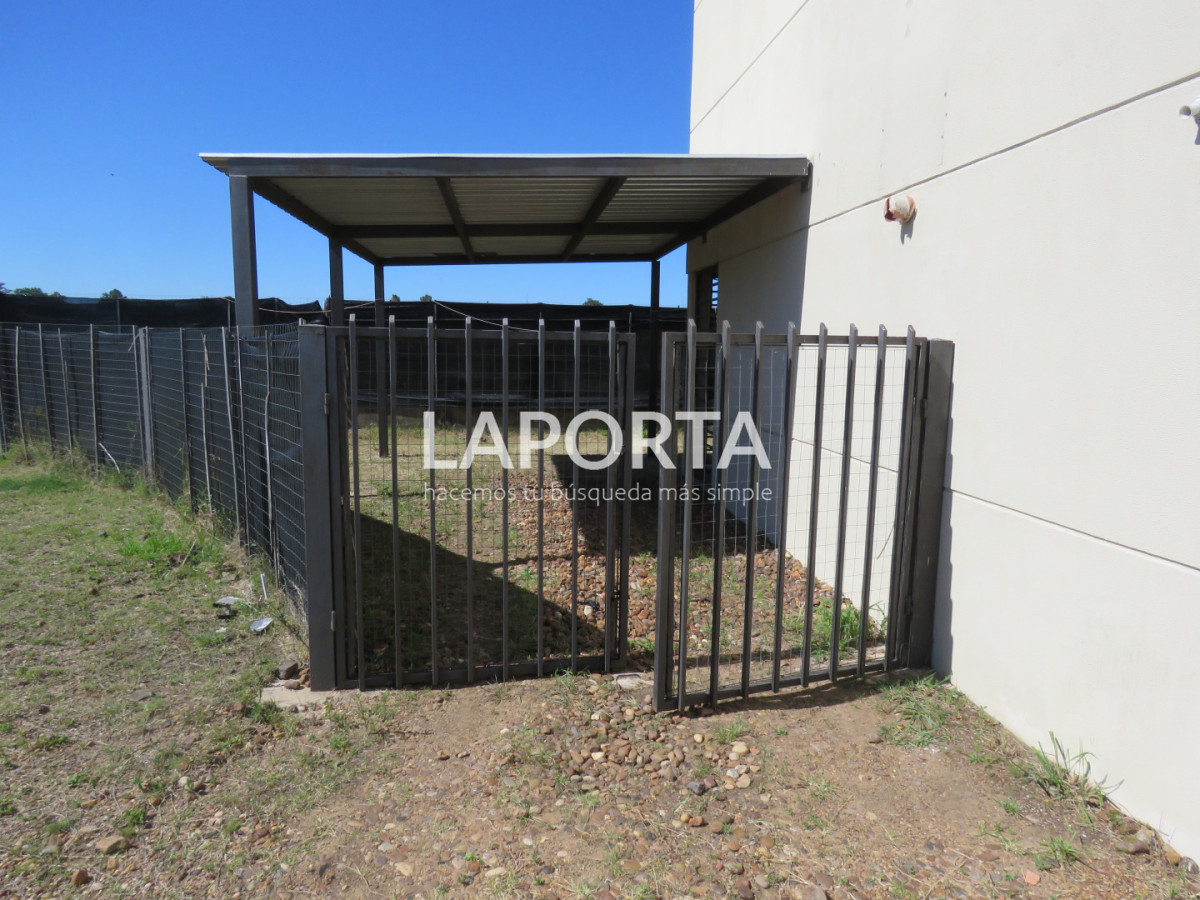 Casa ID.1920/Casa-en-alquiler-de-3-dormitorios-con-cochera - Casa en alquiler de 3 dormitorios con cochera