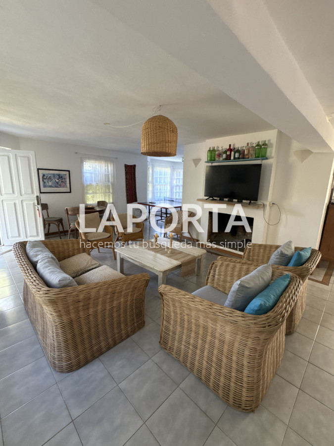 Casa ID.934/Se-vende-Casa-de-5-dormitorios-en-el-corazon-de-la-Barra-de-punta-del-Este - Se vende Casa de 5 dormitorios en el corazon de la Barra de punta del Este