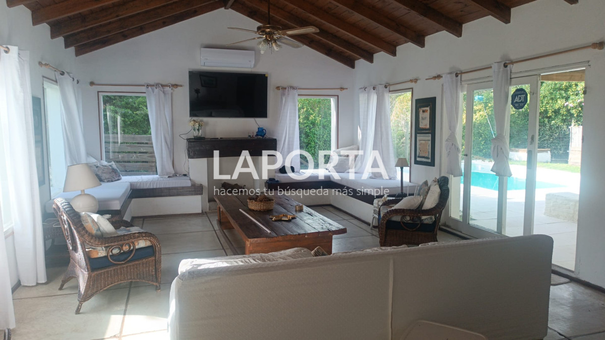Casa ID.1664/Casa-en-Venta-en-la-Barra-cinco-dormitorios-mas-servicio-con-piscina - Casa en Venta en la Barra cinco dormitorios mas servicio con piscina