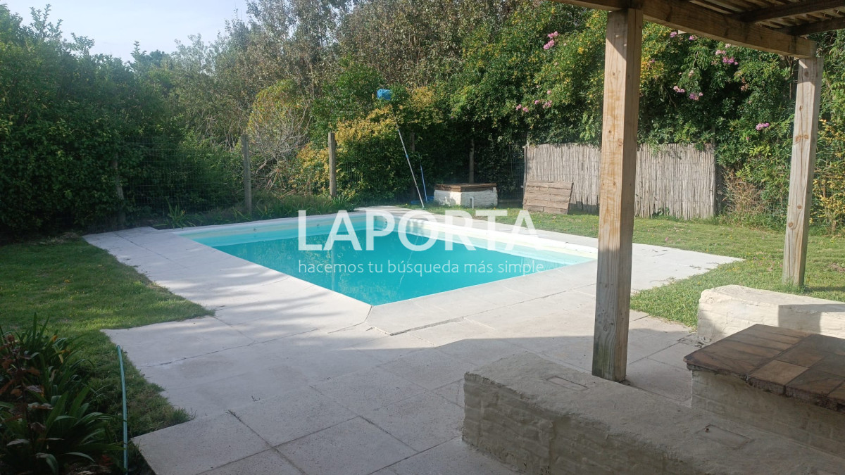Casa ID.1664/Casa-en-Venta-en-la-Barra-cinco-dormitorios-mas-servicio-con-piscina - Casa en Venta en la Barra cinco dormitorios mas servicio con piscina