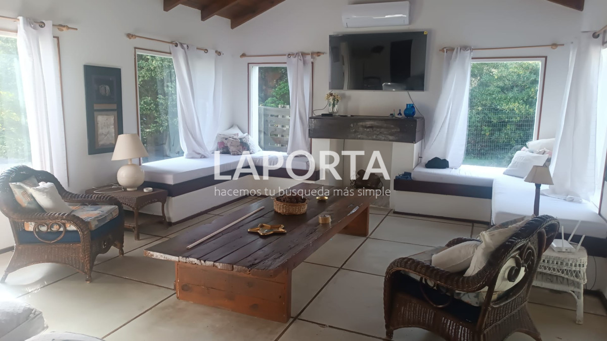 Casa ID.1664/Casa-en-Venta-en-la-Barra-cinco-dormitorios-mas-servicio-con-piscina - Casa en Venta en la Barra cinco dormitorios mas servicio con piscina