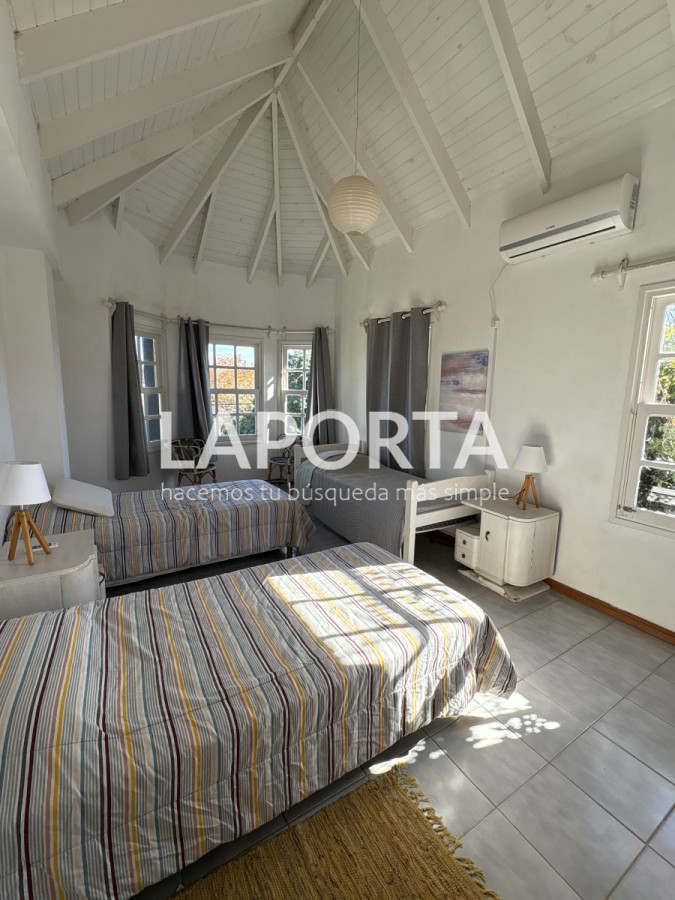 Casa ID.934/Se-vende-Casa-de-5-dormitorios-en-el-corazon-de-la-Barra-de-punta-del-Este - Se vende Casa de 5 dormitorios en el corazon de la Barra de punta del Este