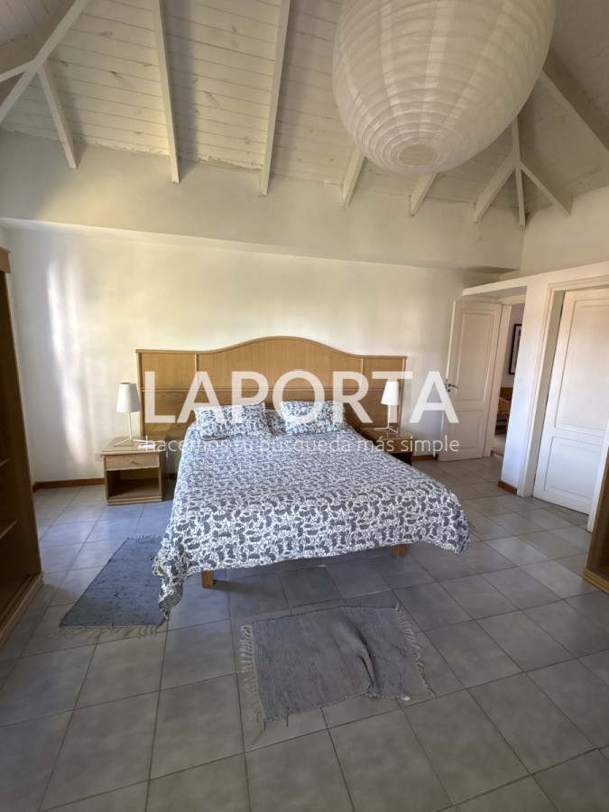 Casa ID.934/Se-vende-Casa-de-5-dormitorios-en-el-corazon-de-la-Barra-de-punta-del-Este - Se vende Casa de 5 dormitorios en el corazon de la Barra de punta del Este