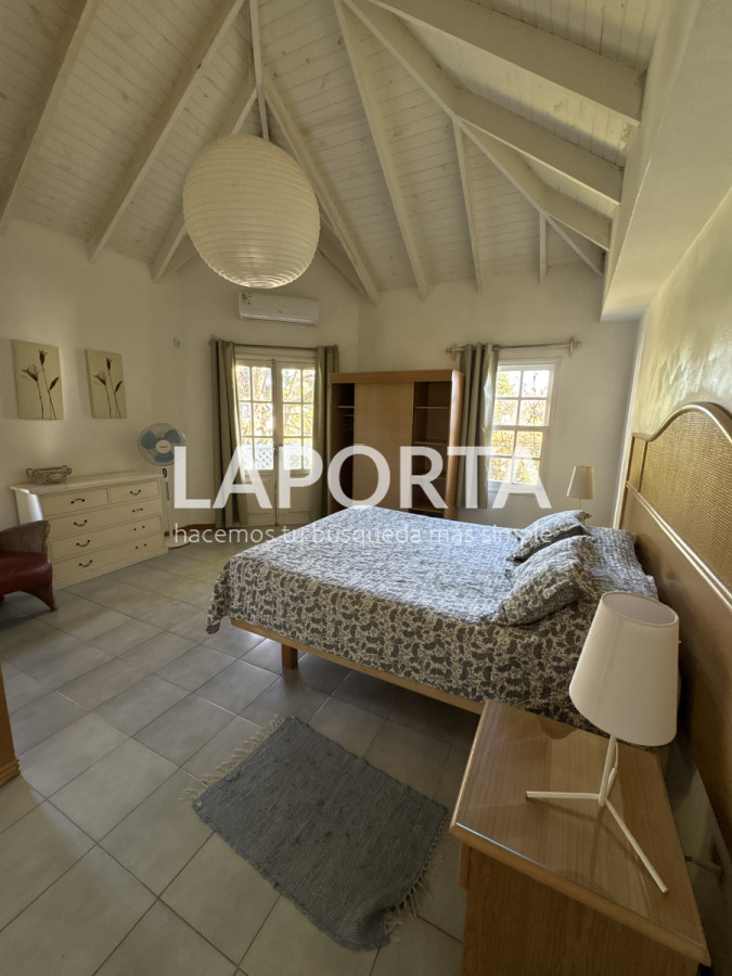 Casa ID.934/Se-vende-Casa-de-5-dormitorios-en-el-corazon-de-la-Barra-de-punta-del-Este - Se vende Casa de 5 dormitorios en el corazon de la Barra de punta del Este