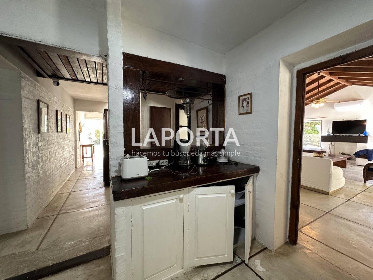 Casa ID.1664/Casa-en-Venta-en-la-Barra-cinco-dormitorios-mas-servicio-con-piscina - Casa en Venta en la Barra cinco dormitorios mas servicio con piscina