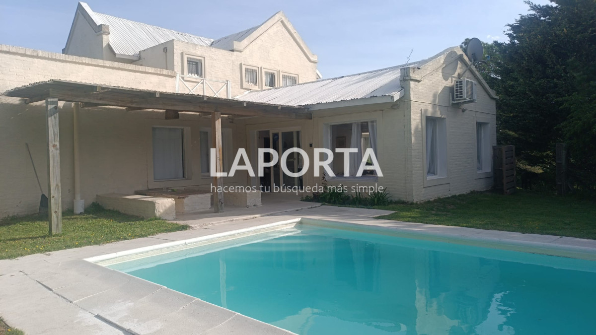 Casa ID.1664/Casa-en-Venta-en-la-Barra-cinco-dormitorios-mas-servicio-con-piscina - Casa en Venta en la Barra cinco dormitorios mas servicio con piscina