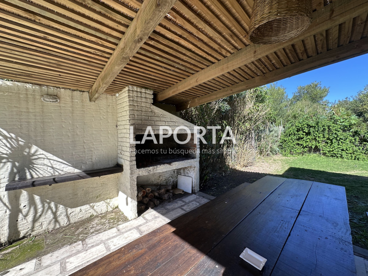 Casa ID.1664/Casa-en-Venta-en-la-Barra-cinco-dormitorios-mas-servicio-con-piscina - Casa en Venta en la Barra cinco dormitorios mas servicio con piscina