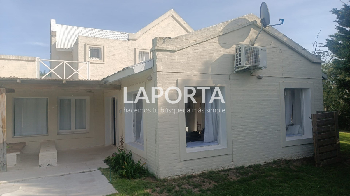Casa ID.1664/Casa-en-Venta-en-la-Barra-cinco-dormitorios-mas-servicio-con-piscina - Casa en Venta en la Barra cinco dormitorios mas servicio con piscina