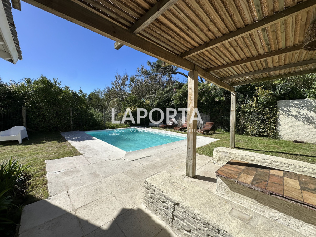 Casa ID.1664/Casa-en-Venta-en-la-Barra-cinco-dormitorios-mas-servicio-con-piscina - Casa en Venta en la Barra cinco dormitorios mas servicio con piscina