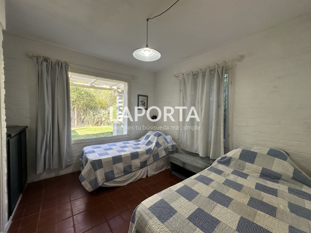 Casa ID.1664/Casa-en-Venta-en-la-Barra-cinco-dormitorios-mas-servicio-con-piscina - Casa en Venta en la Barra cinco dormitorios mas servicio con piscina