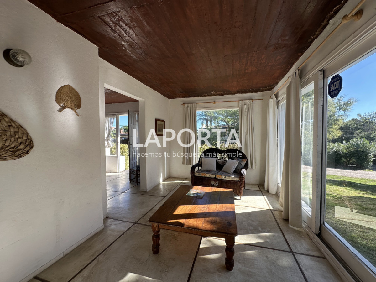 Casa ID.1664/Casa-en-Venta-en-la-Barra-cinco-dormitorios-mas-servicio-con-piscina - Casa en Venta en la Barra cinco dormitorios mas servicio con piscina