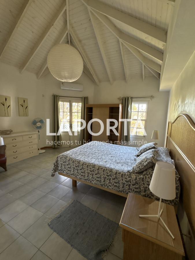 Casa ID.934/Se-vende-Casa-de-5-dormitorios-en-el-corazon-de-la-Barra-de-punta-del-Este - Se vende Casa de 5 dormitorios en el corazon de la Barra de punta del Este