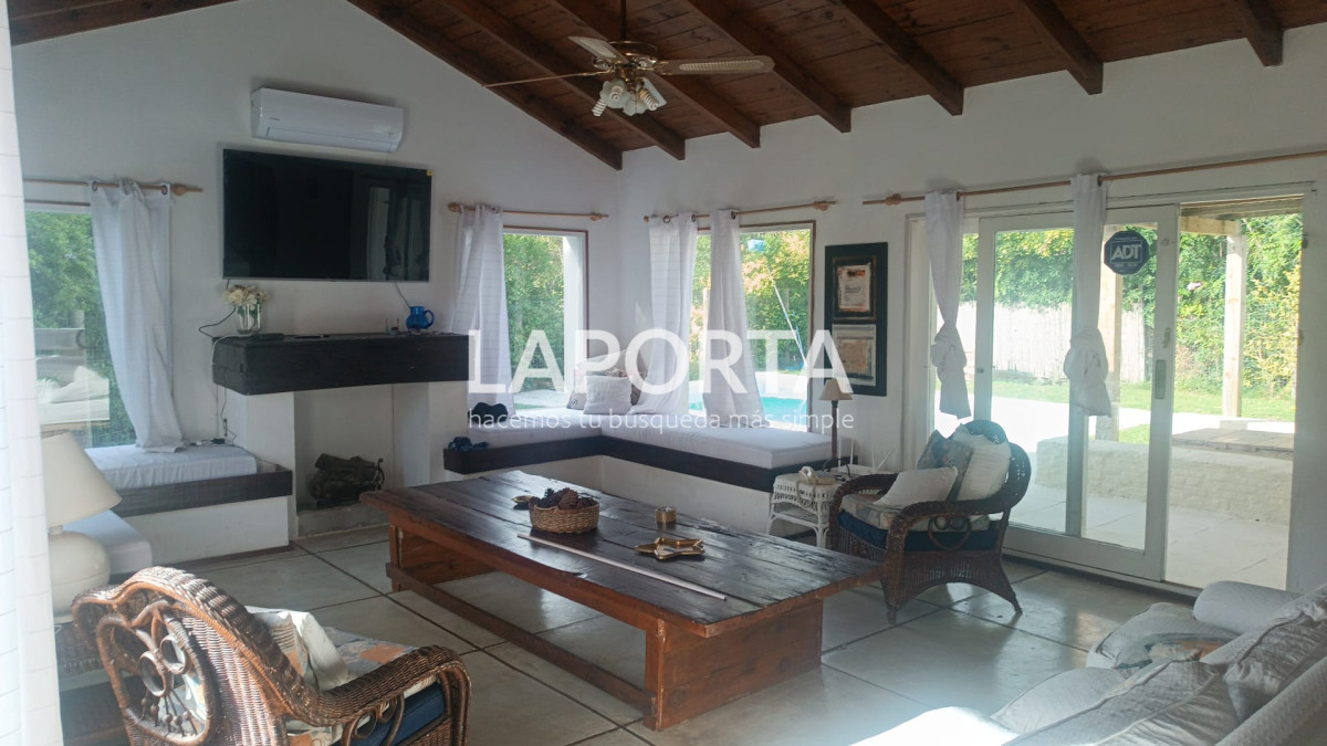 Casa ID.1664/Casa-en-Venta-en-la-Barra-cinco-dormitorios-mas-servicio-con-piscina - Casa en Venta en la Barra cinco dormitorios mas servicio con piscina