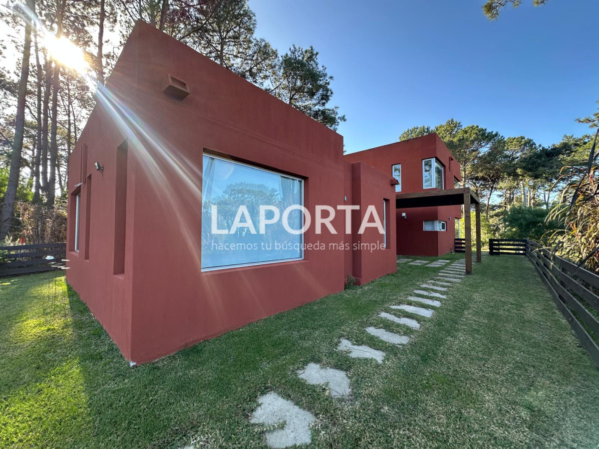 Casa ID.990/Venta-de-casa-con-tres-dormitorios-en-suite-en-Montoya-La-Barra-de-Punta-del-Este - Venta de casa con tres dormitorios en suite en Montoya La Barra de Punta del Este