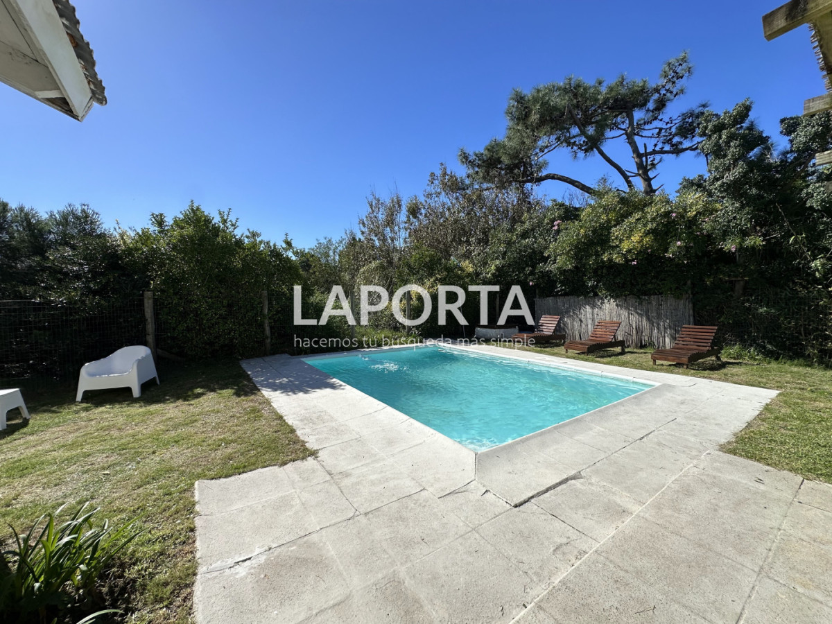 Casa ID.1664/Casa-en-Venta-en-la-Barra-cinco-dormitorios-mas-servicio-con-piscina - Casa en Venta en la Barra cinco dormitorios mas servicio con piscina