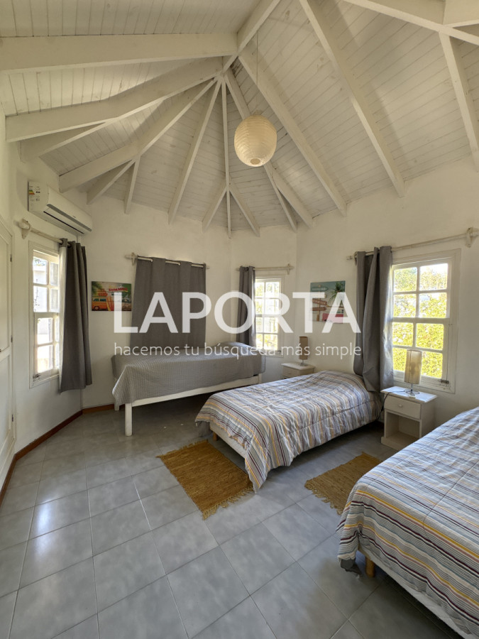 Casa ID.934/Se-vende-Casa-de-5-dormitorios-en-el-corazon-de-la-Barra-de-punta-del-Este - Se vende Casa de 5 dormitorios en el corazon de la Barra de punta del Este