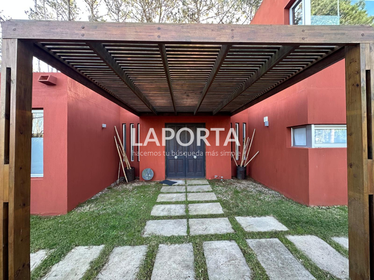 Casa ID.990/Venta-de-casa-con-tres-dormitorios-en-suite-en-Montoya-La-Barra-de-Punta-del-Este - Venta de casa con tres dormitorios en suite en Montoya La Barra de Punta del Este