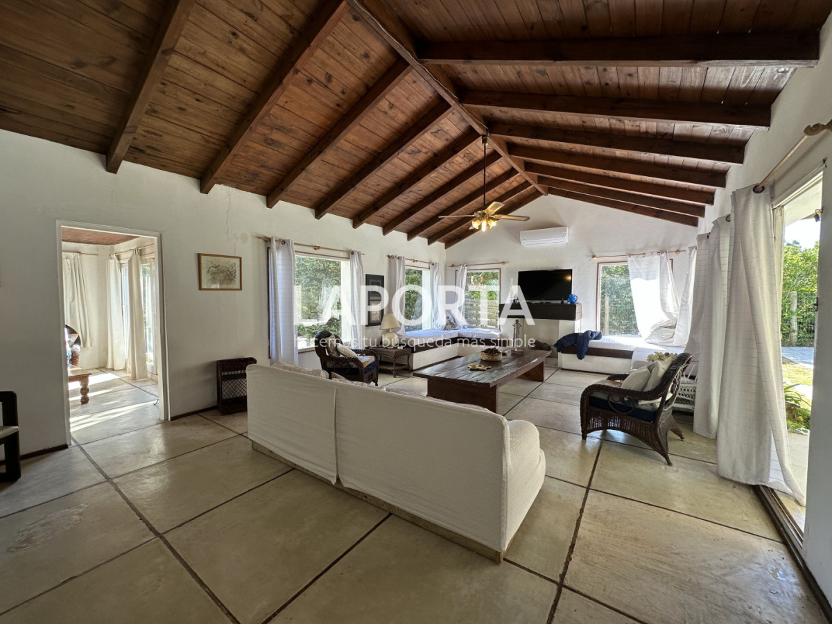 Casa ID.1664/Casa-en-Venta-en-la-Barra-cinco-dormitorios-mas-servicio-con-piscina - Casa en Venta en la Barra cinco dormitorios mas servicio con piscina