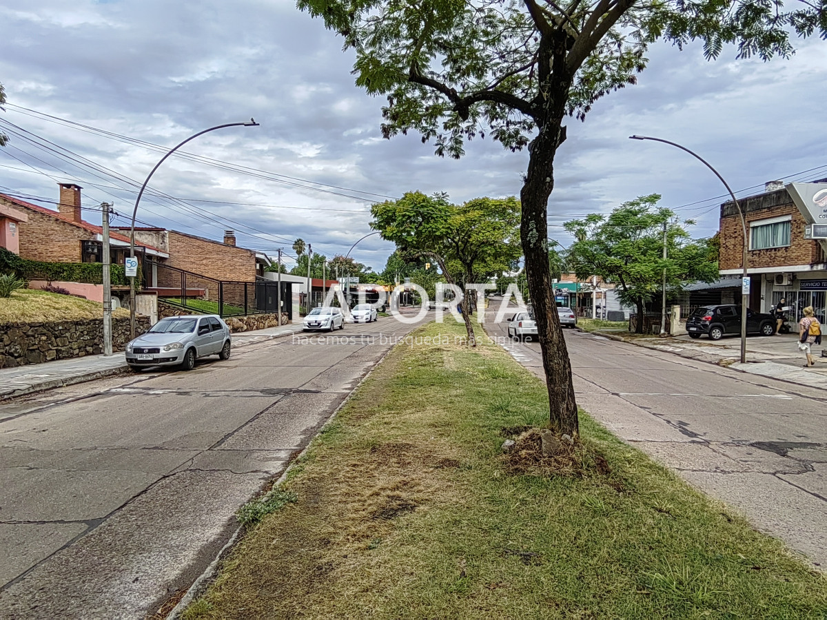 Casa ID.664/Casa-en-zona-Cerro-sobre-Av.-Barbieri--Ubicación-privilegiada-y-amplios-espacios - Casa en zona Cerro sobre Av. Barbieri - Ubicación privilegiada y amplios espacios