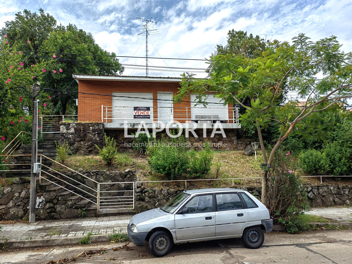 Casa ID.664/Casa-en-zona-Cerro-sobre-Av.-Barbieri--Ubicación-privilegiada-y-amplios-espacios - Casa en zona Cerro sobre Av. Barbieri - Ubicación privilegiada y amplios espacios