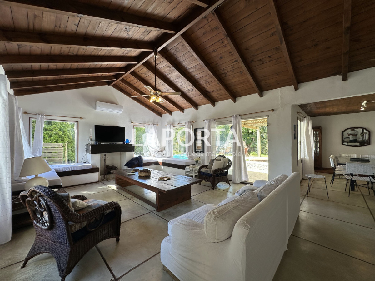 Casa ID.1664/Casa-en-Venta-en-la-Barra-cinco-dormitorios-mas-servicio-con-piscina - Casa en Venta en la Barra cinco dormitorios mas servicio con piscina