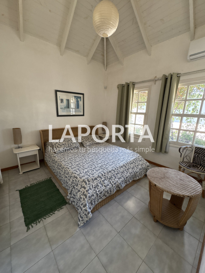 Casa ID.934/Se-vende-Casa-de-5-dormitorios-en-el-corazon-de-la-Barra-de-punta-del-Este - Se vende Casa de 5 dormitorios en el corazon de la Barra de punta del Este