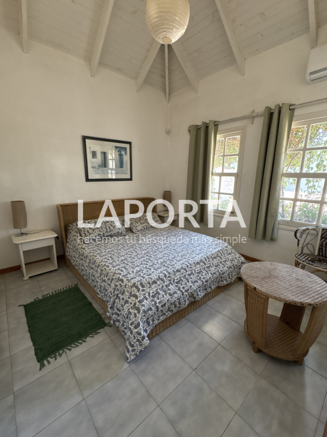 Casa ID.934/Se-vende-Casa-de-5-dormitorios-en-el-corazon-de-la-Barra-de-punta-del-Este - Se vende Casa de 5 dormitorios en el corazon de la Barra de punta del Este