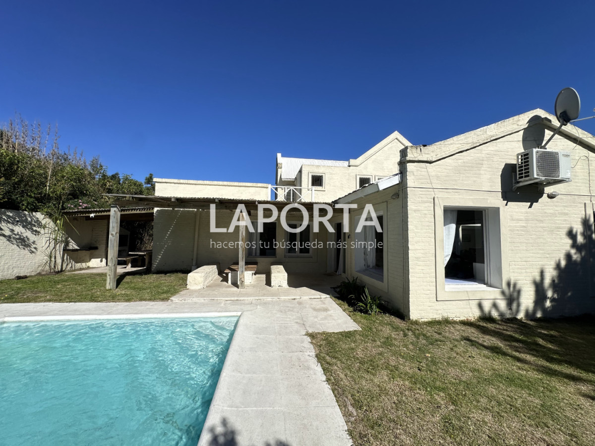 Casa ID.1664/Casa-en-Venta-en-la-Barra-cinco-dormitorios-mas-servicio-con-piscina - Casa en Venta en la Barra cinco dormitorios mas servicio con piscina