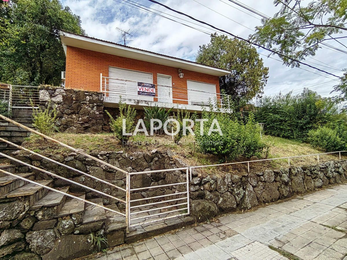 Casa ID.664/Casa-en-zona-Cerro-sobre-Av.-Barbieri--Ubicación-privilegiada-y-amplios-espacios - Casa en zona Cerro sobre Av. Barbieri - Ubicación privilegiada y amplios espacios
