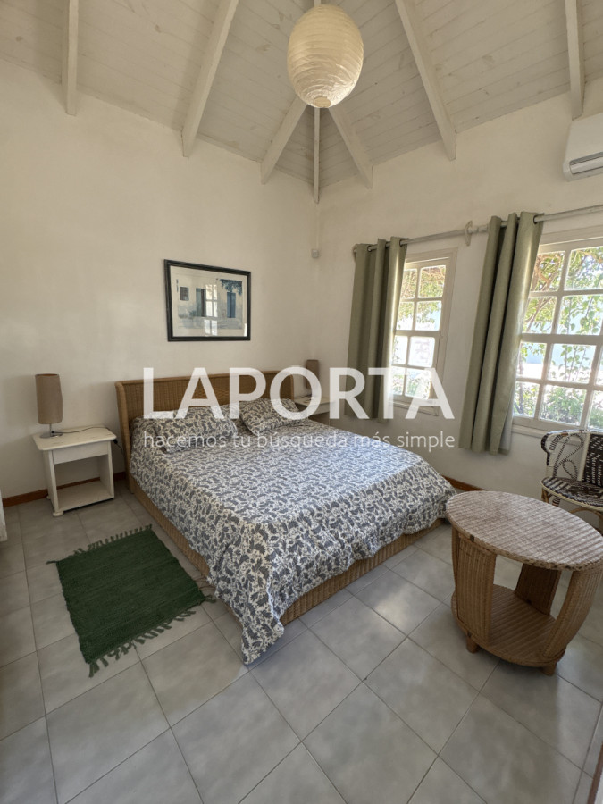 Casa ID.934/Se-vende-Casa-de-5-dormitorios-en-el-corazon-de-la-Barra-de-punta-del-Este - Se vende Casa de 5 dormitorios en el corazon de la Barra de punta del Este