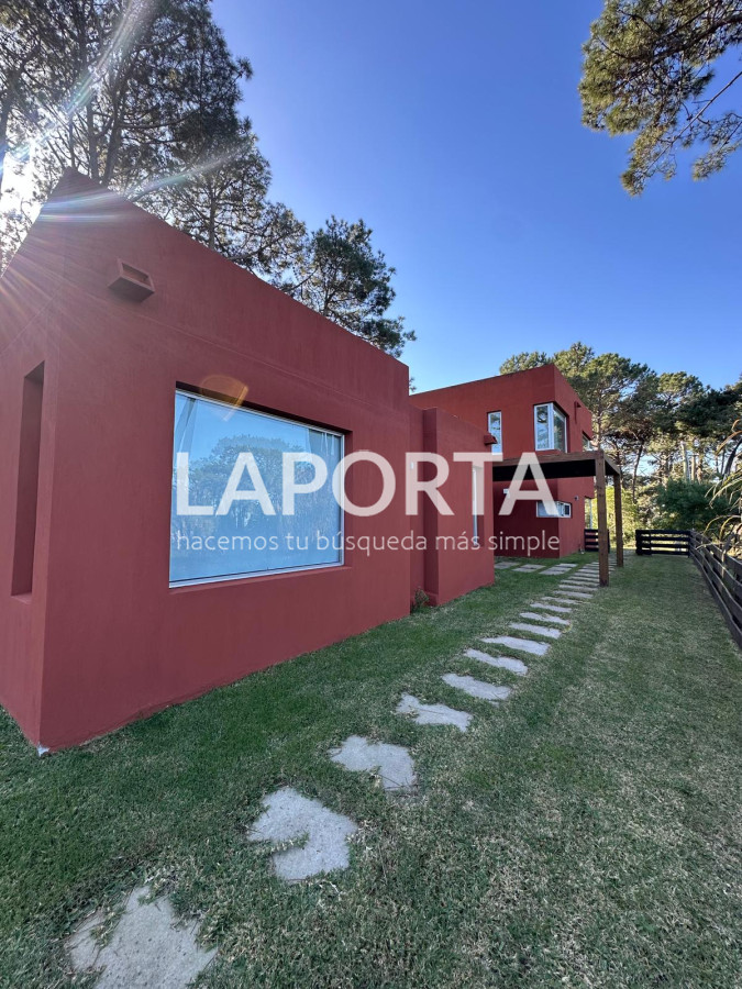 Casa ID.990/Venta-de-casa-con-tres-dormitorios-en-suite-en-Montoya-La-Barra-de-Punta-del-Este - Venta de casa con tres dormitorios en suite en Montoya La Barra de Punta del Este
